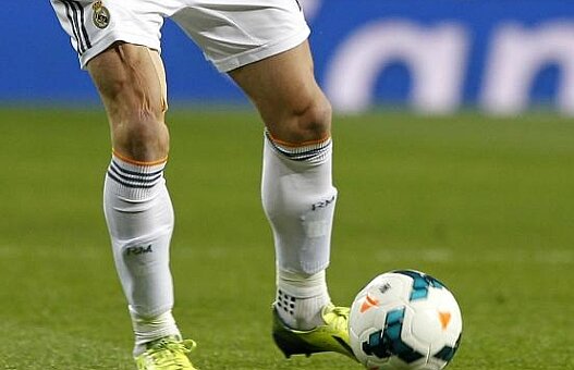 FOTO Pe urmele lui Cristiano Ronaldo! » Poţi ghici ale cui sînt picioarele din imagine?