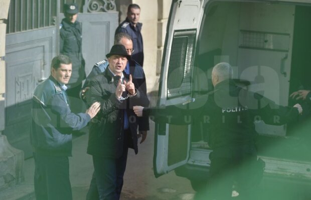 VIDEO şi FOTO Rudel Obreja rămîne în arest! Solicitarea de revocare a mandatului a fost respinsă » Dialog blitz cu ziariştii: "El e jigodia împuţită!"