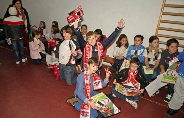 Jucătorii dinamovişti au fost în vizită la şcoala unde a învăţat Reghe » "Laur ţinea cu Dinamo cînd era mic"