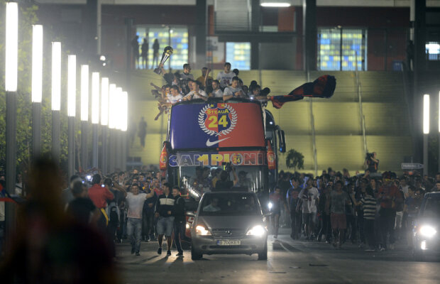 Steliştii au pus deja şampania la rece pentru titlu: "Autocarul etajat aşteaptă să plimbe nişte oameni fericiţi"