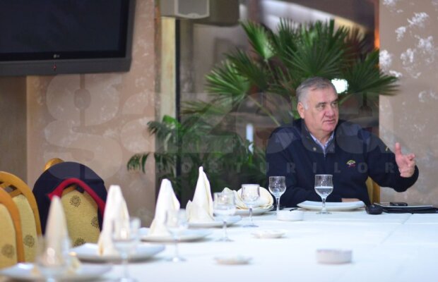 FOTO Aflat în campanie pentru alegerile FRF, Gheorghe Chivorchian a fost umilit la Craiova!