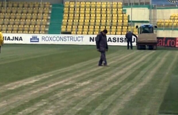 VIDEO Cu tractorul pe gazon » Imagini inedite de la stadionul din Chiajna, cu cîteva ore înaintea duelului cu Steaua