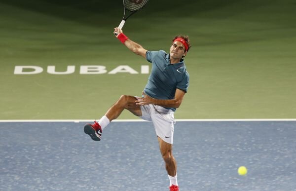 VIDEO Magia n-are vîrstă » Lovitură de senzaţie reuşită de Roger Federer la Dubai!