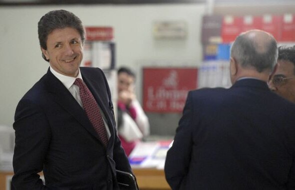 Ultimul verdict uitat pe etajeră » În ziua în care opinia publică aştepta decizia finală în Dosarul Transferurilor, completul a amînat cu încă o săptămînă pronunţarea