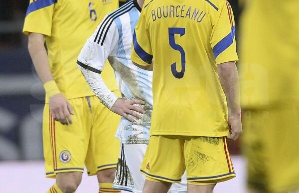 FOTO Reacţie debusolată » Imagini inedite cu Lionel Messi, prins în "războiul" Alexandru Bourceanu vs. Gabi Torje pentru tricou