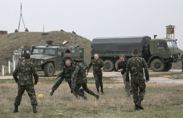 Fotbalul sfidează conflictul din Ucraina: nu doar fanii joacă, şi soldaţii bat mingea » "Pierdeţi la masa verde!" :)