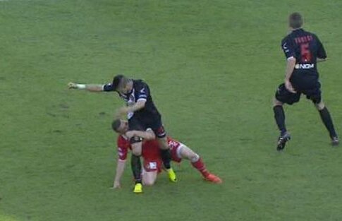 Imagini incredibile din Italia! Un jucător şi-a muşcat adversarul de picior!