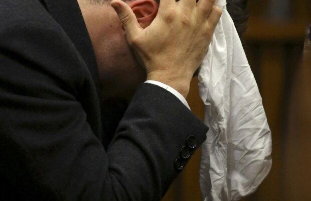 I s-a făcut rău la proces » Oscar Pistorius a suferit un şoc în timp ce se citea autopsia fostei sale iubite