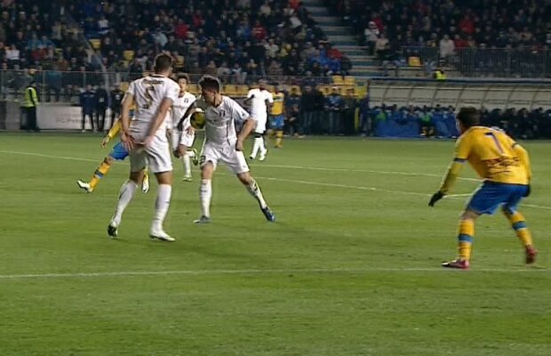 VIDEO Petrolul a reclamat un penalty în minutul 89 al meciului! Paul Papp a lovit mingea cu mîna! Reacţia lui Răzvan Lucescu