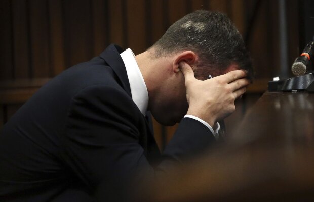 Greu de suportat » Oscar Pistorius şi-a acoperit urechile cu mîinile în timpul mărturiilor poliţiştilor care au examinat cadavrul iubitei sale