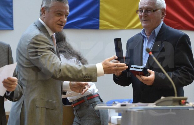 VIDEO Dialog incredibil între Mircea Sandu şi un jurnalist: "Am rămas cu un gust amar" » "Vă dau o bomboană!"