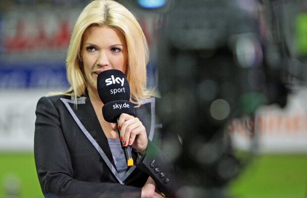 FOTO Magnetul blond » Lovită a treia oară! Jessica Kastrop e o mare atracţie pentru mingi