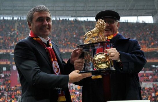 VIDEO şi FOTO Gică Hagi, ovaţionat pe stadionul lui Galatasaray la derby-ul cu Fener!