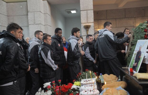 FOTO Lacrimi din cer pentru nea Mitică! » Jucătorii Stelei au participat la înmormîntarea masorului Dumitru Neagu