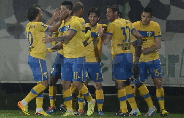 VIDEO "Lupii" se apropie la un punct de Astra şi şapte de Steaua » Săgeata - Petrolul 2-3