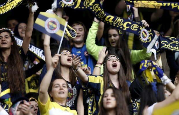 Perfect nebărbătesc » Fenerbahce a sărbătorit noul titlu pe un stadion plin cu femei şi copii