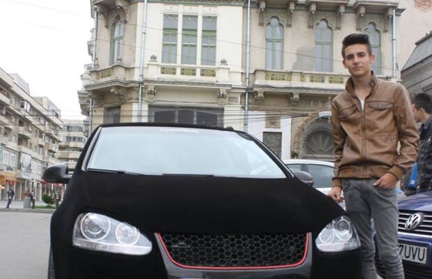 FOTO Craioveanul cu maşina îmbrăcată în catifea: ”Şi poliţiştii zic că e cool, nu mai zic de fete!”. Cît a costat tunning-ul