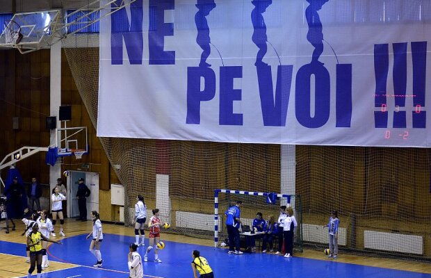Imagini incredibile » Fanii echipei de volei CSM Tîrgovişte au afişat la meciul cu CSM Bucureşti un banner uriaş cu mesaj obscen