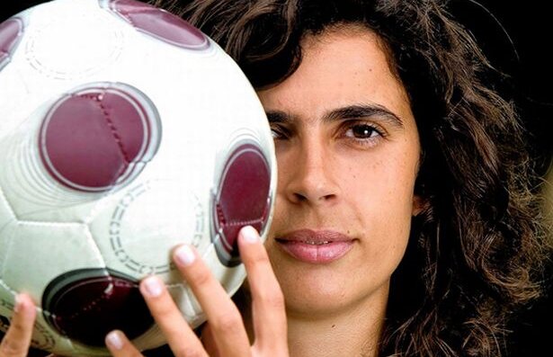 I se spune "Mourinho în fustă", dar prima antrenoare a unei echipe profesioniste de fotbal, Helena Costa, respinge comparaţia: "Mie-mi place fotbalul spectacol!"