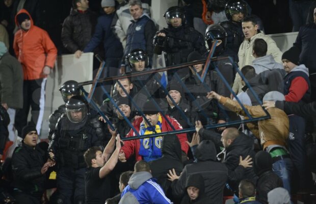 Incidente în centrul Ploieştiului înainte de Petrolul - Steaua! » Fanii "lupilor" s-au răfuit cu forţele de ordine