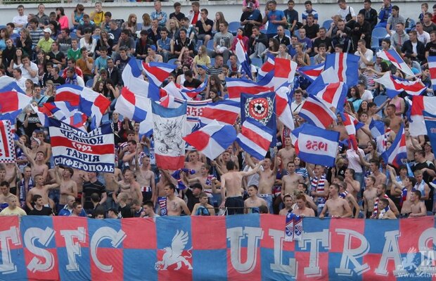 VIDEO Alianţă istorică între galeriile din Ucraina! Ultraşii au făcut spectacol pe un pod din Kiev