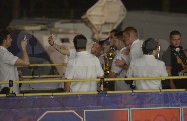 GALERIE FOTO Steaua a sărbătorit titlul într-un autobuz descoperit chiar dacă a pierdut finala Cupei :)