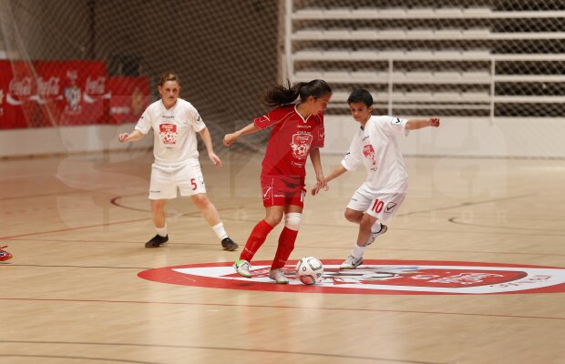 GALERIE FOTO » Anul trecut la băieţi, acum la fete! Ce liceu continuă showul de anul trecut la Cupa Coca-Cola