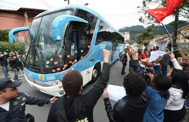 Atacaţi! » Megasistem de securitate? Autocarul Selecao a fost luat pe sus de demonstranţi