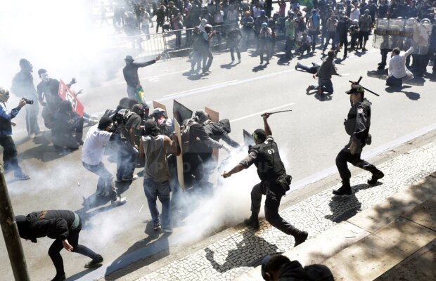 Ronaldo, dezlănţuit » Atac la preşedintele Braziliei şi la huliganii strecuraţi printre demonstranţi: ”Vandalii? Goniţi-i cu bîta!”