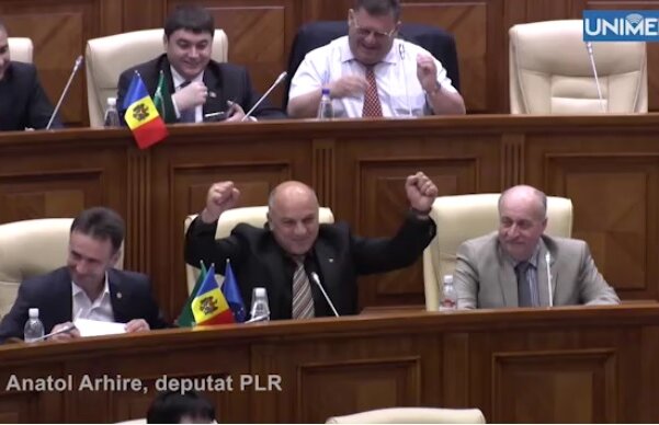 VIDEO Simona Halep a fost felicitată în plenul Parlamentului de la Chişinău: "Hai Simona! Hai România!" ;)