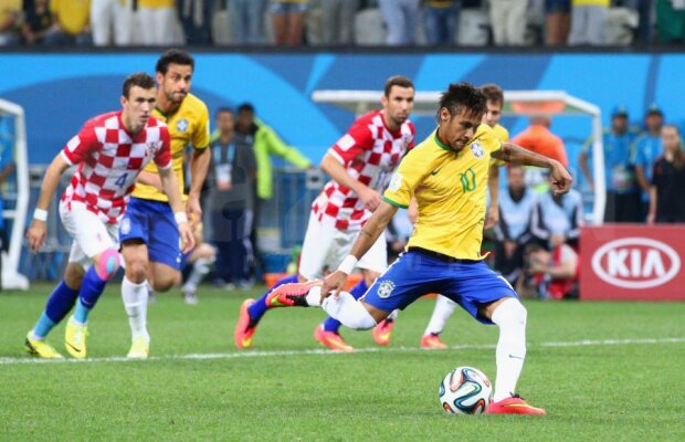 VIDEO+FOTO Victorie prin nippon » Brazilia le-a dat croaţilor lovitura de graţie, 3-1, cu mîna ”centralului” japonez Nishimura