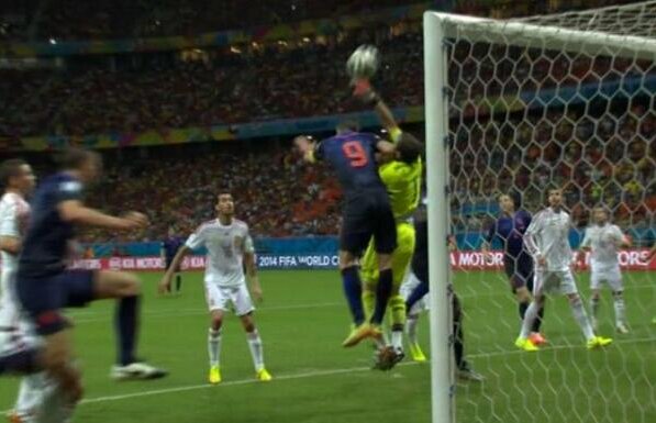 VIDEO Greşeală de arbitraj la golul 3 al Olandei » Van Persie l-a faultat pe Casillas înaintea golului marcat de De Vrij