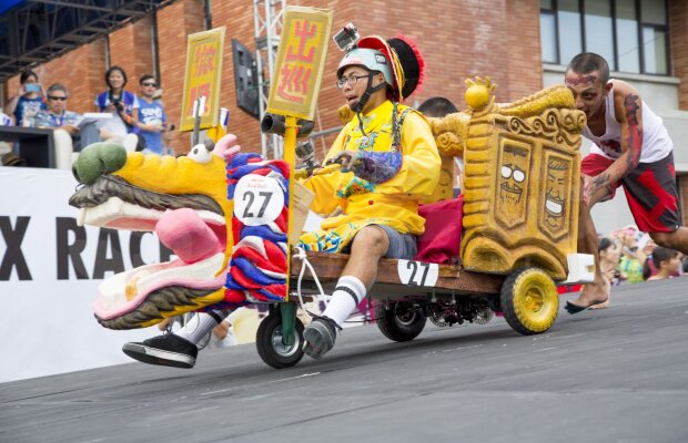 FOTO Fugi cu porcul! Sau cu dragonul! » Cea mai trăsnită cursă din lume vine şi la Bucureşti