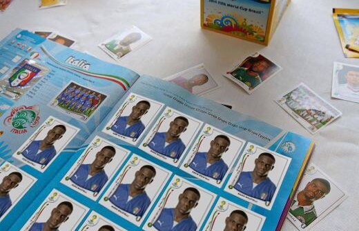 Cum se distrează Balotelli în cantonament » I-a înlocuit pe toţi colegii săi în albumul Panini: "De ce mereu eu?" :D