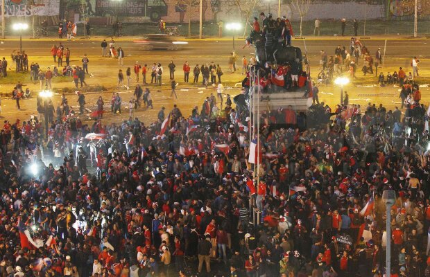 VIDEO Nebunie la Santiago de Chile după golul lui Aranguiz » Liniştea oraşului a fost tulburată de bucuria fanilor :)