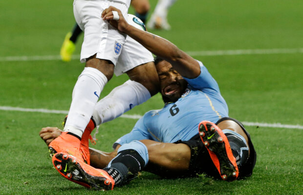 VIDEO Accidentarea care poate schimba regulile fotbalului » Alvaro Pereira regretă că n-a acceptat să iasă de pe teren!