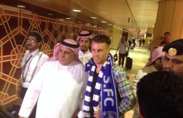 GALERIE FOTO A ajuns în Arabia Saudită » Mihai Pintilii, asaltat de turbane pe aeroportul din Riad