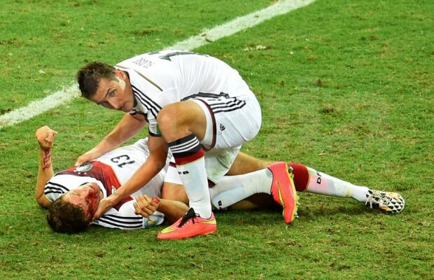 Rambo Muller » Însîngerat! A vrut să lovească balonul şi-a nimerit umărul lui John Boye