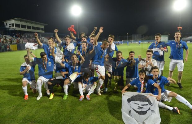 Dinamo este Ajax de România. Două campionate cîştigare la juniori şi o medalie de bronz în acest sezon. "Cîinii" explică triumful