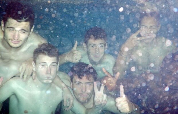 FOTO Păzea, "cîini" la apă! :) »  Dinamoviştii au tras tare la Săcele, dar au avut şi momente de relaxare la piscină