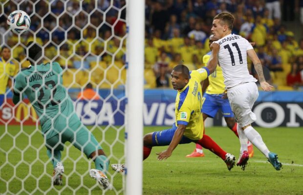 VIDEO+FOTO Blocaţi în vamă » Franţa i-a refuzat Ecuadorului viza de optimi