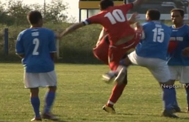 VIDEO Nervoşi că au pierdut, jucătorii "şi-au luat revanşa" după meci! Bătaie ca-n filme la un meci din Cupa României