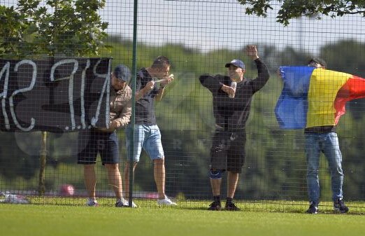 FOTO Dinamo, certată de ultraşi la meciul cu Hearts: "Hai, mă, jucaţi şi voi ceva"