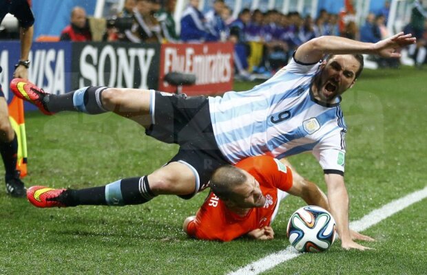VIDEO Trece mingea, nu şi adversarul :D » Ron Vlaar a oferit cea mai ciudată intervenţie de la Mondial