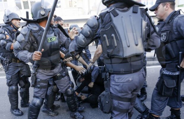Bătăi în afara stadionului » Poliţia a dispersat 300 de manifestanţi cu gaze lacrimogene în apropiere de Maracana
