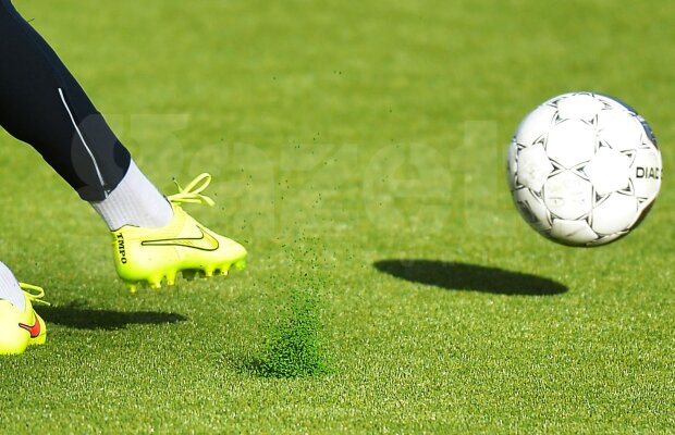 Steliştii se tem de gazonul artificial, Gică Hagi îi boxează: "Dacă nu ştii fotbal, totul e dificil" :)