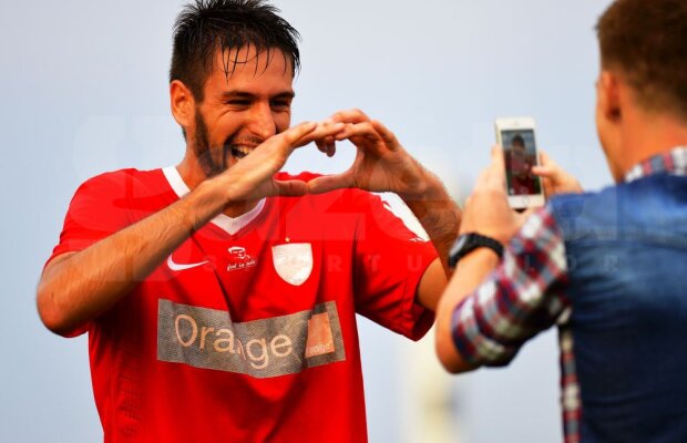 Dinamo se bucură altfel :D » Modul inedit în care a sărbătorit căpitanul Valentin Lazăr golul lui Horia Crişan :D
