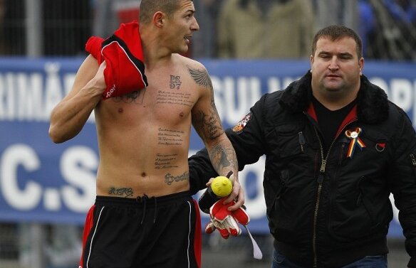 VIDEO Momente antologice în centrul Craiovei » Fotbalist al Ştiinţei săltat de poliţişti: "Vă pusă Olguţa?"