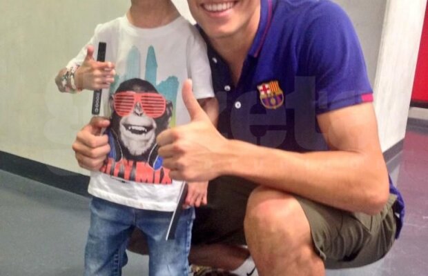 I-au împlinit visul Kenzei » Jucătorii Barcelonei s-au fotografiat cu o fetiţă bolnavă de progeria