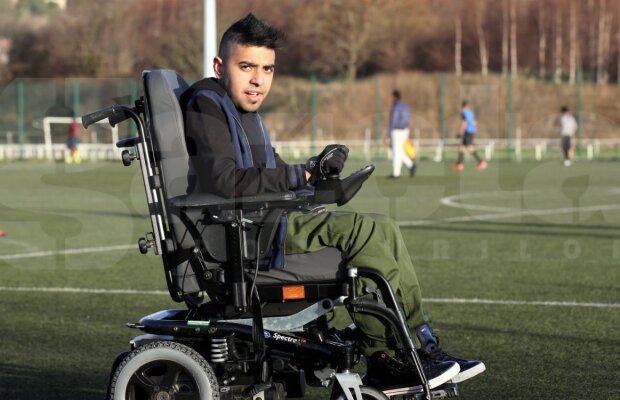 Primul antrenor în scaun cu rotile! » Manchester United a angajat un fan pakistanez bolnav de atrofie musculară spinală